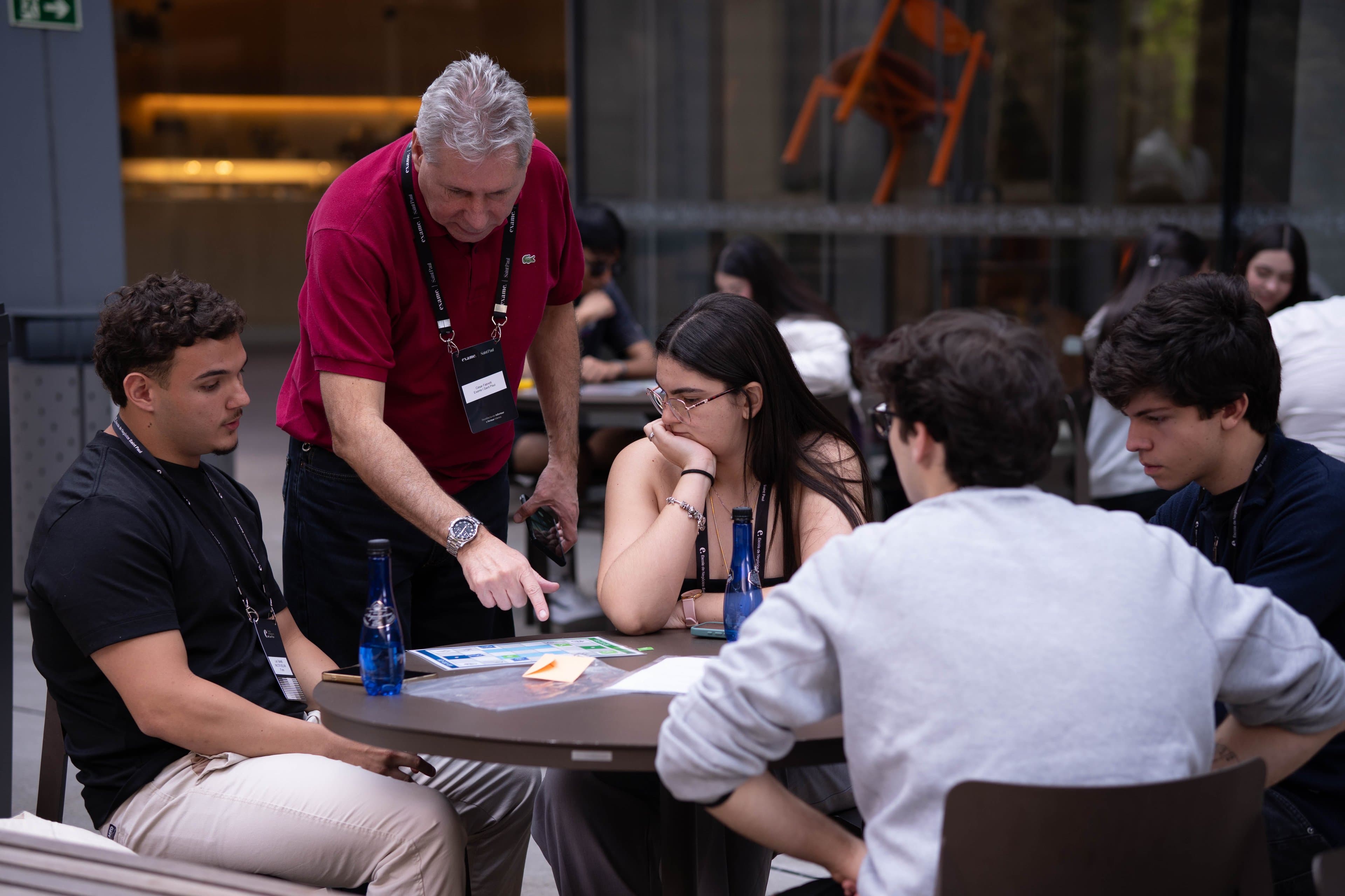 Futuros alunos e famílias conhecem o novo campus da Escola de Negócios Saint Paul no Open Day