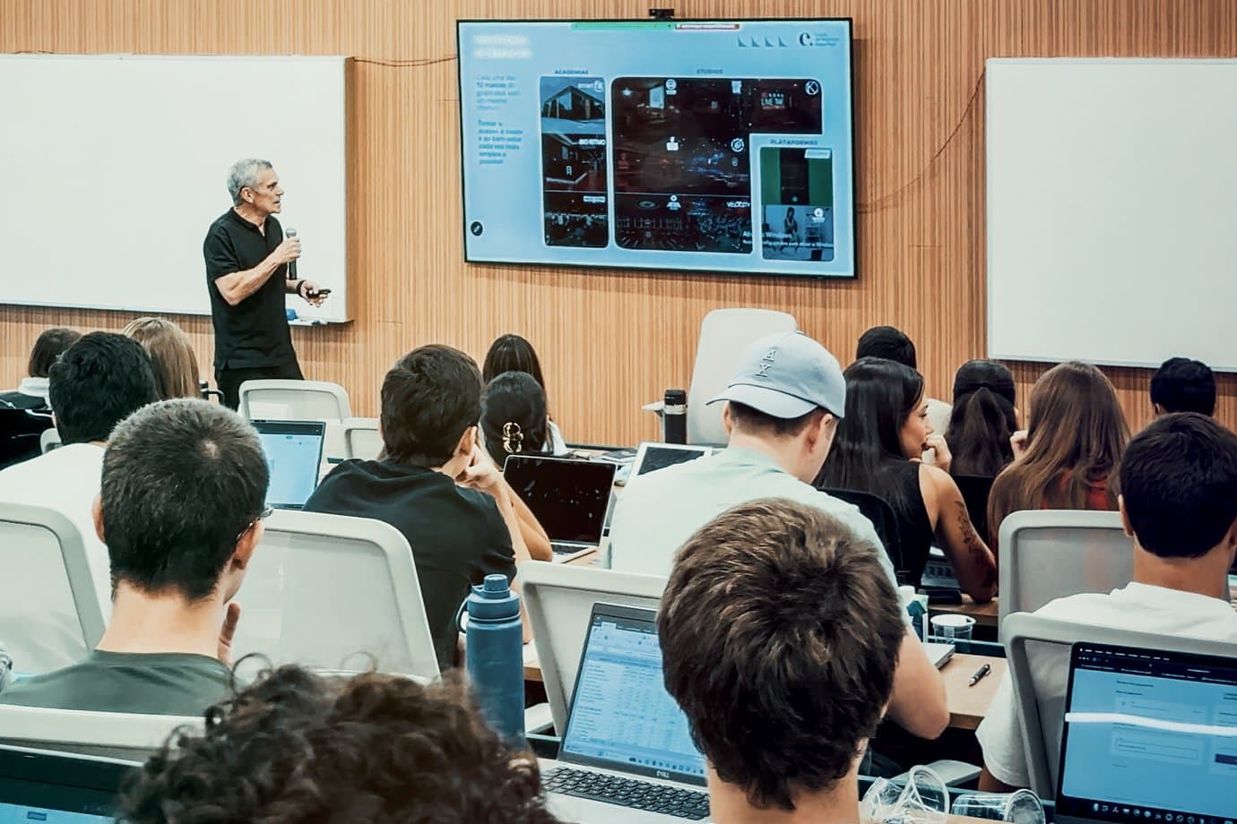Edgard Corona, chairman da Smart Fit, durante encontro com alunos no prédio da Saint Paul, em São Paulo: lições sobre a expansão da empresa, que chegou a 984 academias no Brasil e presença em 16 países